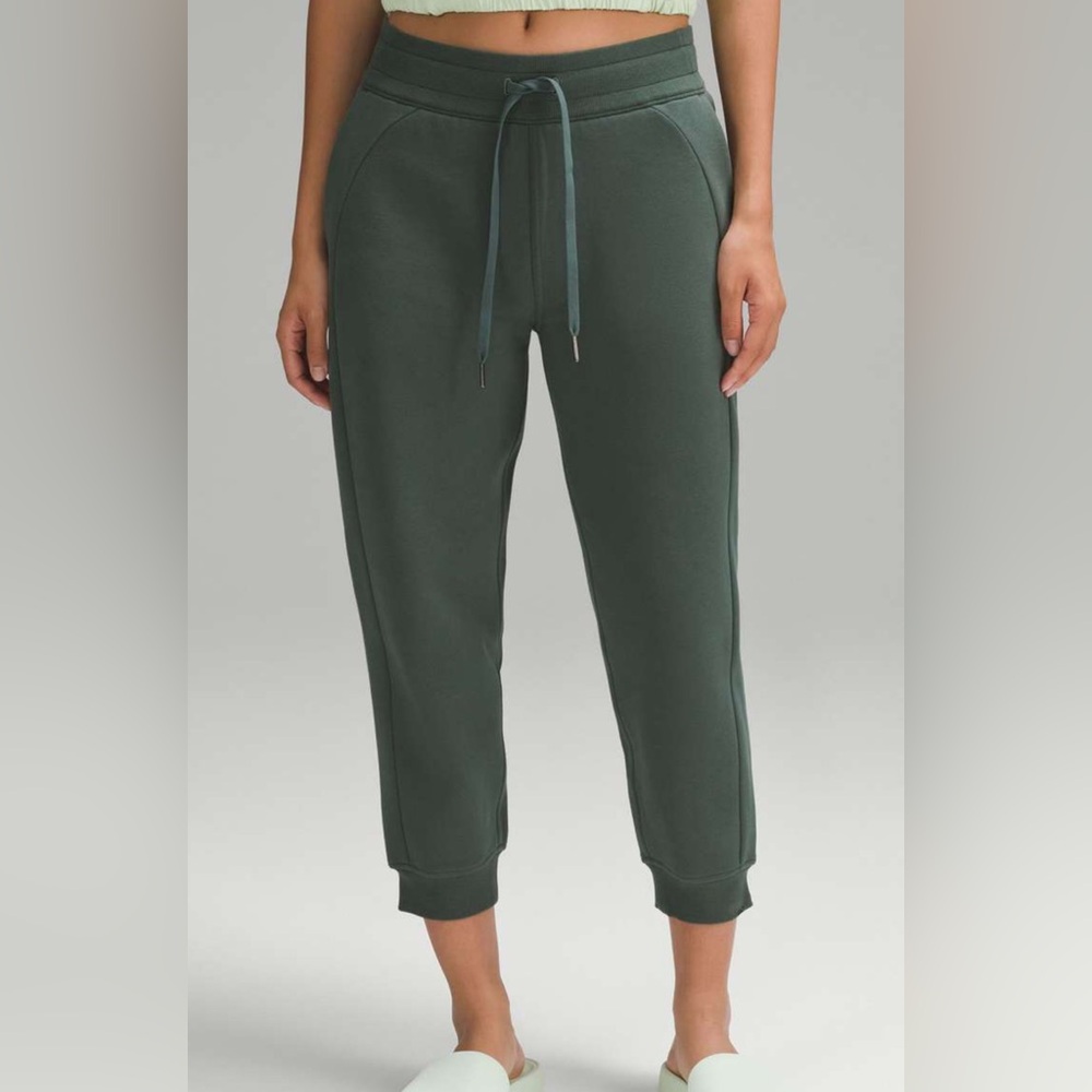 Lululemon Scuba High Rise Cropped Jogger Size 2